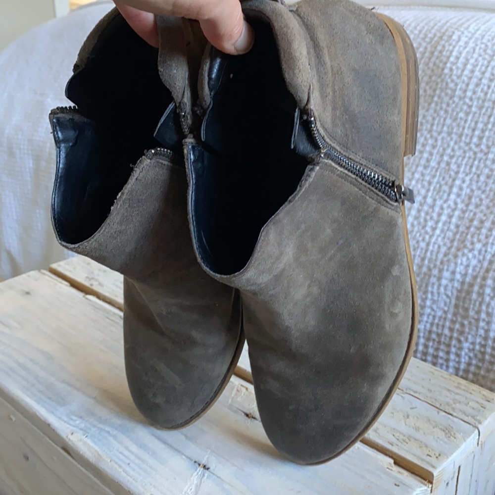 Short heel brown zip booties